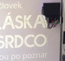 Tlač grafiky bielou farbou priamo na stenu